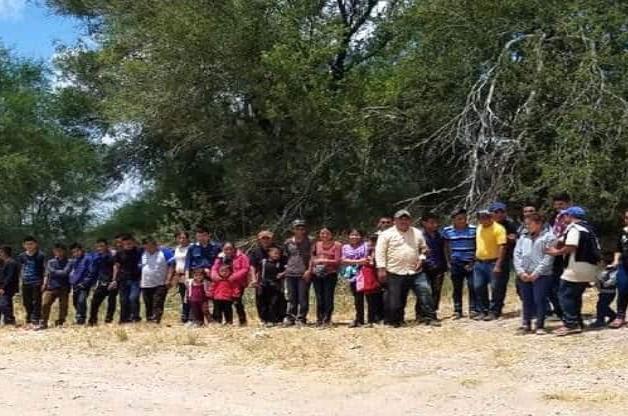 Llegan migrantes a EU…y por grandes grupos Llegan migrantes a EU…y por grandes grupos