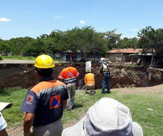 Desalojan casas por mega-socavón en Guerrero Desalojan casas por mega-socavón en Guerrero