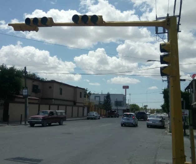 Caos vial y accidentes por semáforo averiado Caos vial y accidentes por semáforo averiado