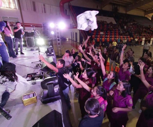 Dan bienvenida a alumnos de la UAT. Con los mejores deseos para todos Dan bienvenida a alumnos de la UAT. Con los mejores deseos para todos