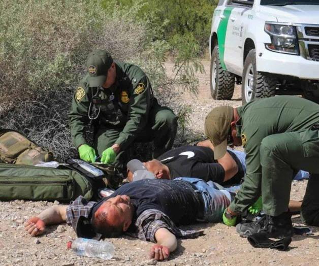 Salvan de la muerte a 2 indocumentados. No podían mantenerse a flote en un canal Salvan de la muerte a 2 indocumentados. No podían mantenerse a flote en un canal