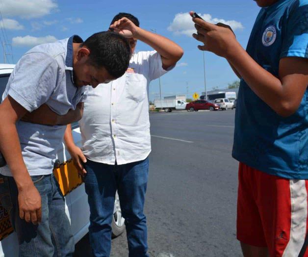 Intenta ganar el paso y choca; tres lesionados