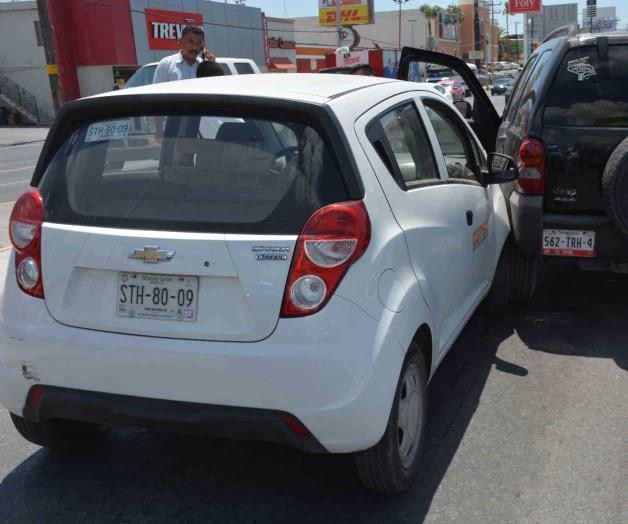 Intenta rebasar y se impacta con camioneta Intenta rebasar y se impacta con camioneta