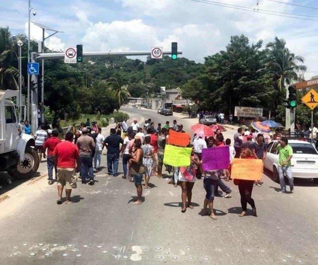 Bloquean vía en Acapulco contra Policía Estatal Bloquean vía en Acapulco contra Policía Estatal