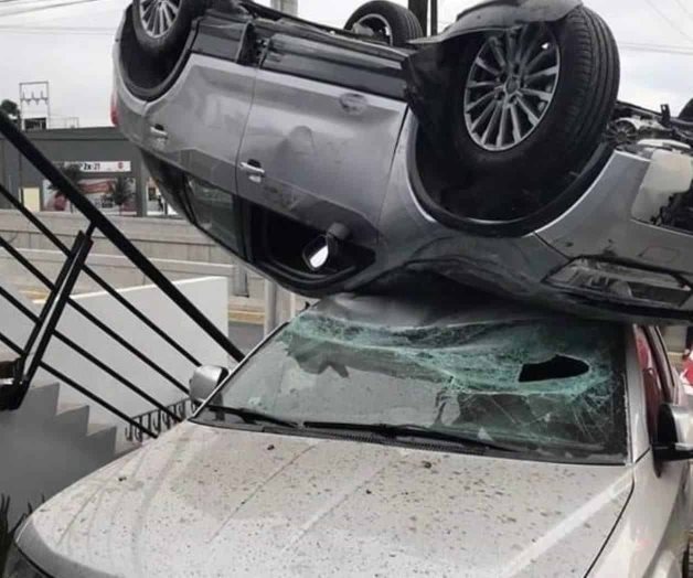 Vuelca y cae sobre camioneta en Cumbres Vuelca y cae sobre camioneta en Cumbres