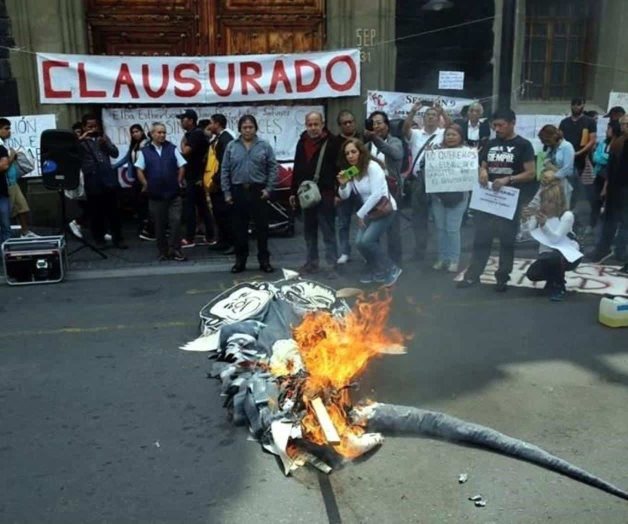 Incendian muñecos de Elba y Nuño afuera de la SEP Incendian muñecos de Elba y Nuño afuera de la SEP