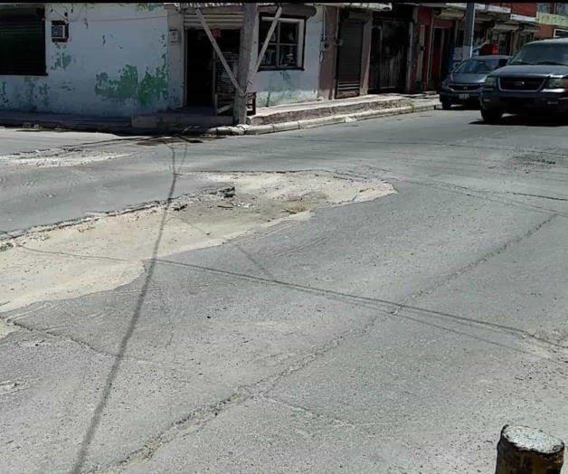 Transitan entre baches y huecos Transitan entre baches y huecos