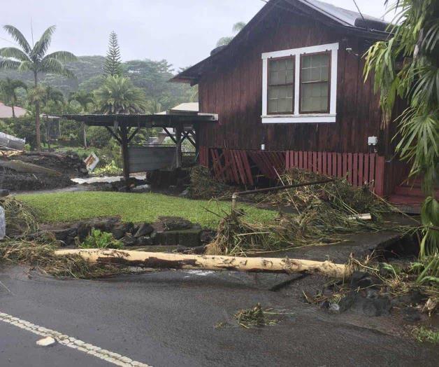 Rescatan a turistas tras el duro impacto de huracán en Hawai Rescatan a turistas tras el duro impacto de huracán en Hawai