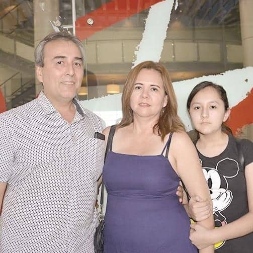 Asisten. Guillermo De León, Rocío Guerra y Jessica De León.