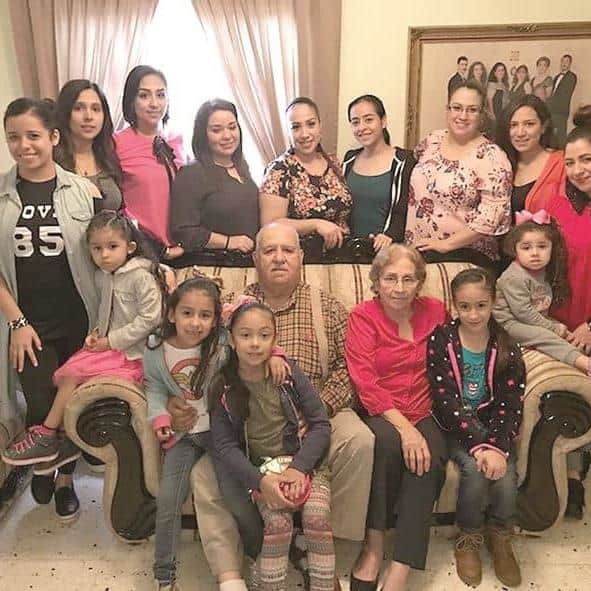 APAPACHADORES. Braulio Cantú y Julia Garza de Cantú con sus nietas.