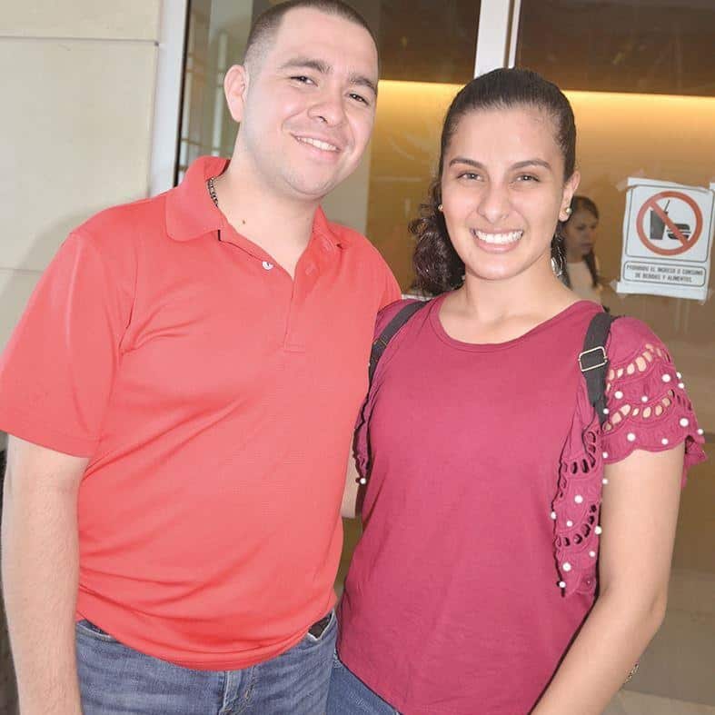 Se divierten. Rodolfo Vega y Karla Coronado.