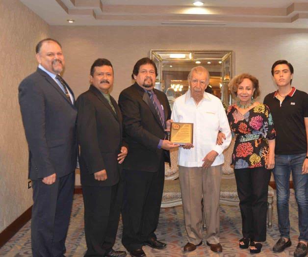 Entregan merecidos reconocimientos Entregan merecidos reconocimientos