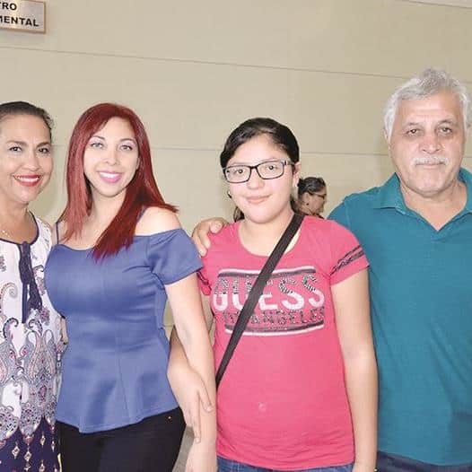 En el cultural. María Guadalupe Marines, Lirio, Leslie y Rubén Bonola.