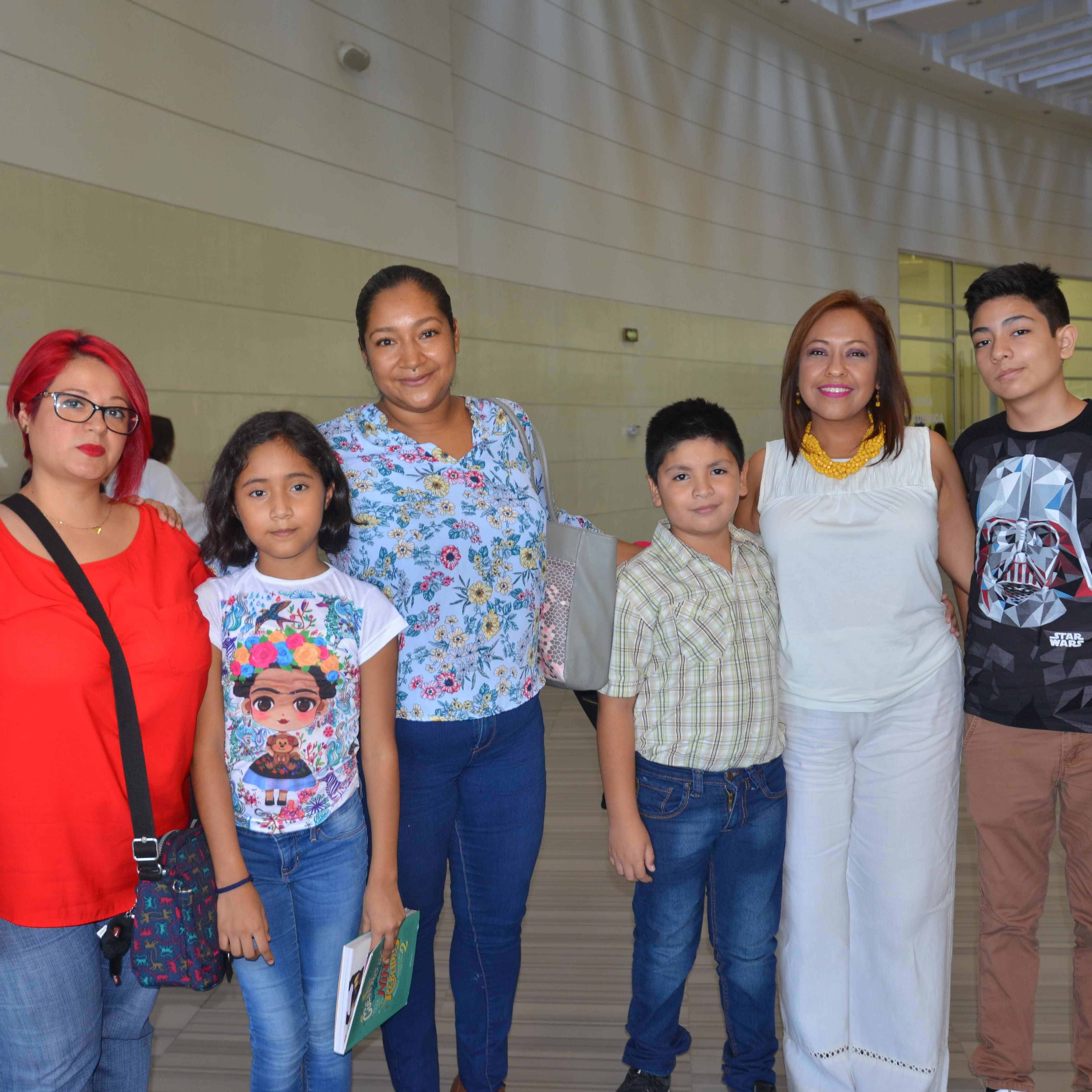Amigos. Lidia López, Fabiola Molina, Adriana Acevedo, Esthela Hernández, Sugei Vega, Oliver Vega y Dilan Vega.