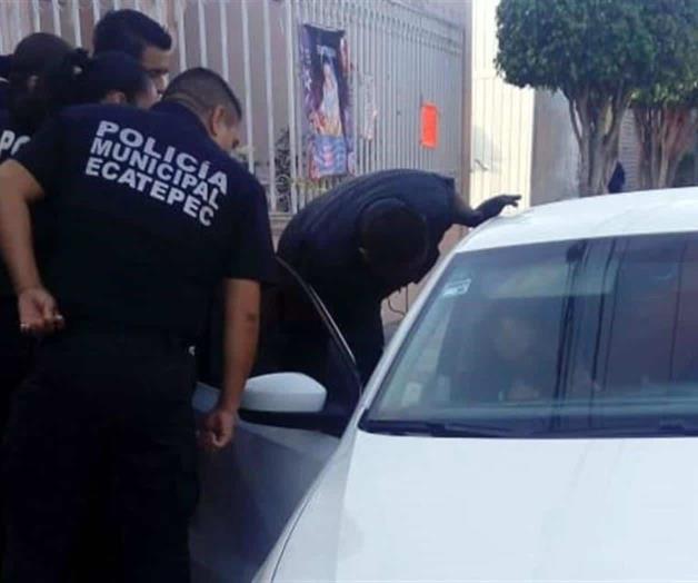 Abandonan a ejecutado dentro de auto en Ecatepec Abandonan a ejecutado dentro de auto en Ecatepec