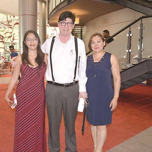 En el teatro. Laura de García, Alejandro García y Rut de Toro.