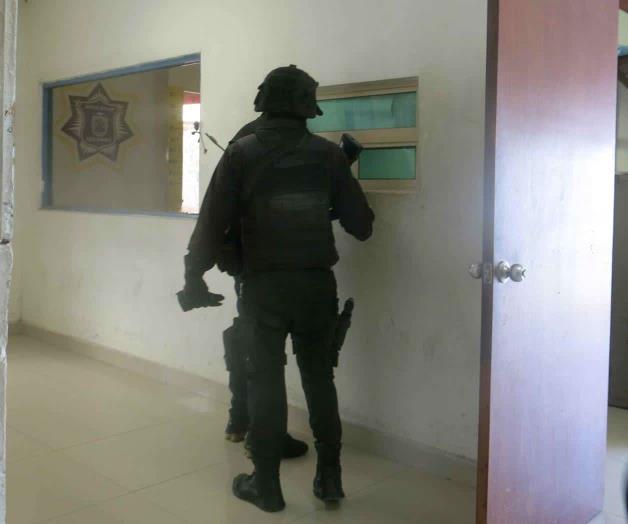 Guardia ebrio es detenido por molestar a su familia Guardia ebrio es detenido por molestar a su familia