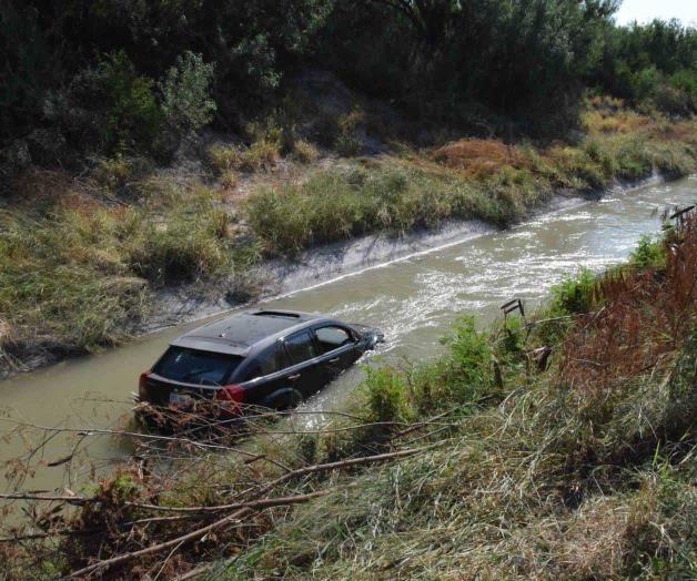 Cae a canal de riego Cae a canal de riego