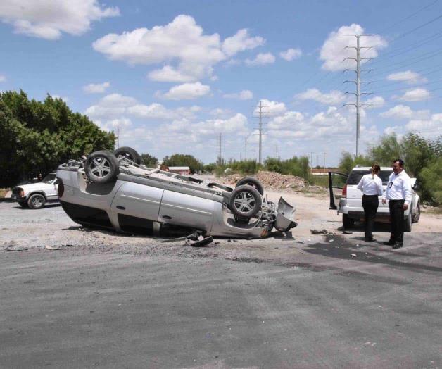 No cede el paso y provoca un choque con volcadura No cede el paso y provoca un choque con volcadura