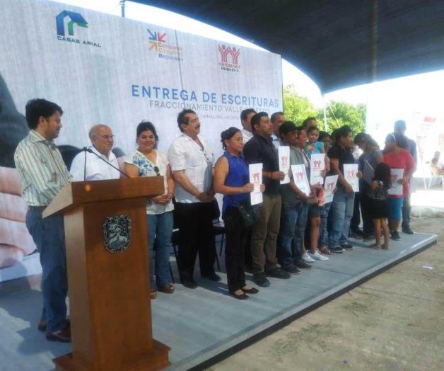 Reciben 300 familias escrituras de viviendas Reciben 300 familias escrituras de viviendas