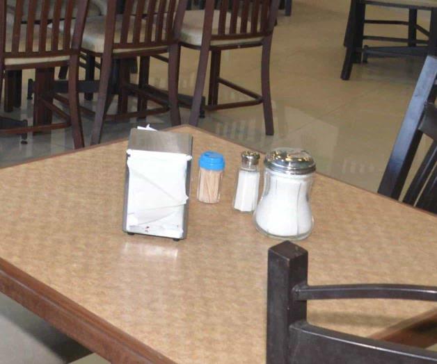 Retiran saleros y azucareros Retiran saleros y azucareros