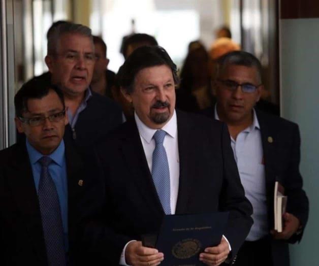 Reaparece Napo para registrarse en Senado Reaparece Napo para registrarse en Senado