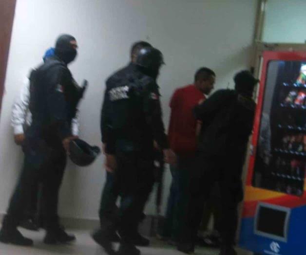 Por ebrio y agresivo se lo llevan detenido Por ebrio y agresivo se lo llevan detenido