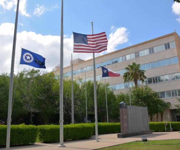 Banderas a media asta por muerte de McCain Banderas a media asta por muerte de McCain