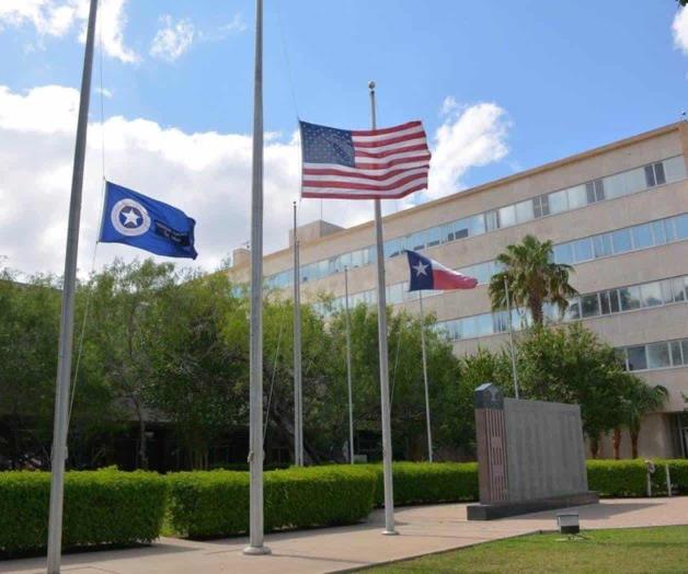 Ordena Juez banderas a media asta por muerte de senador McCain