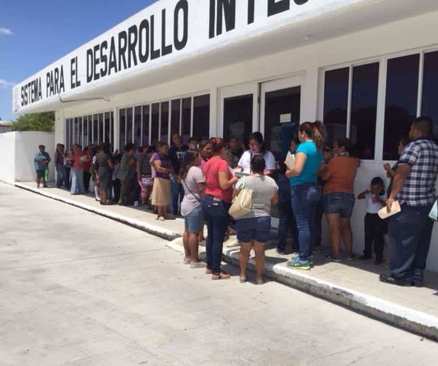 Reciben papelería de becas Prospera Reciben papelería de becas Prospera