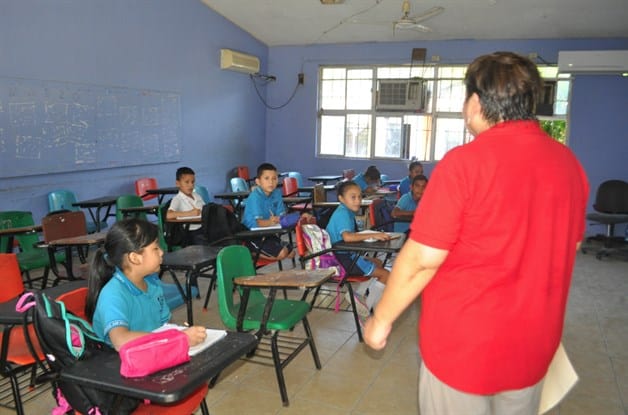 Toman clases a la intemperie. Truena transformador, ¡adiós climas’ Toman clases a la intemperie. Truena transformador, ¡adiós climas’