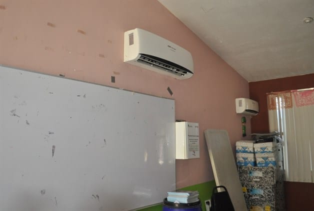 Toman clases a la intemperie. Truena transformador, ¡adiós climas’ Toman clases a la intemperie. Truena transformador, ¡adiós climas’