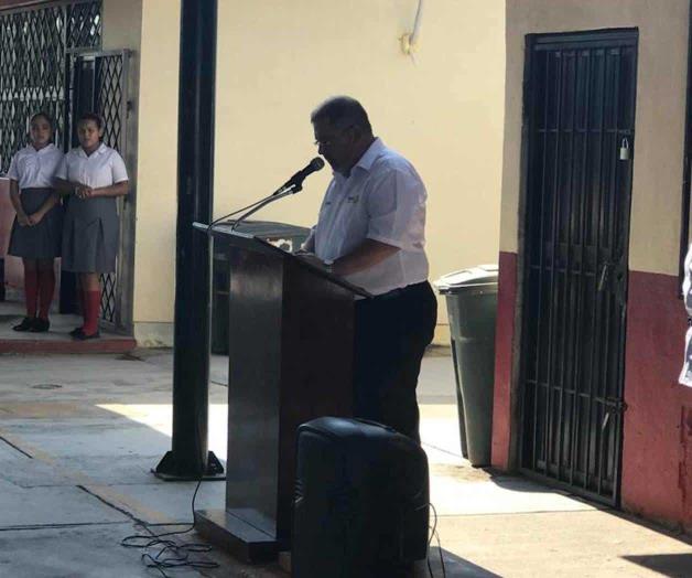 Asisten al primer día de clases de telesecundaria Asisten al primer día de clases de telesecundaria