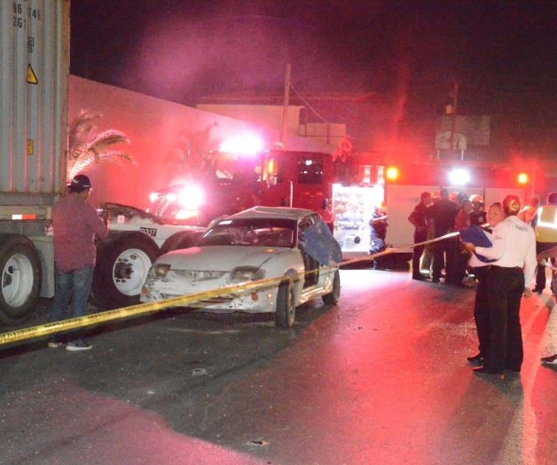 Tráiler proyecta auto contra otro: una muerta Tráiler proyecta auto contra otro: una muerta