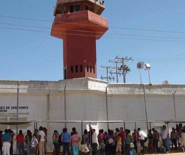 Disparan policías en penal para forzar traslado de reos Disparan policías en penal para forzar traslado de reos