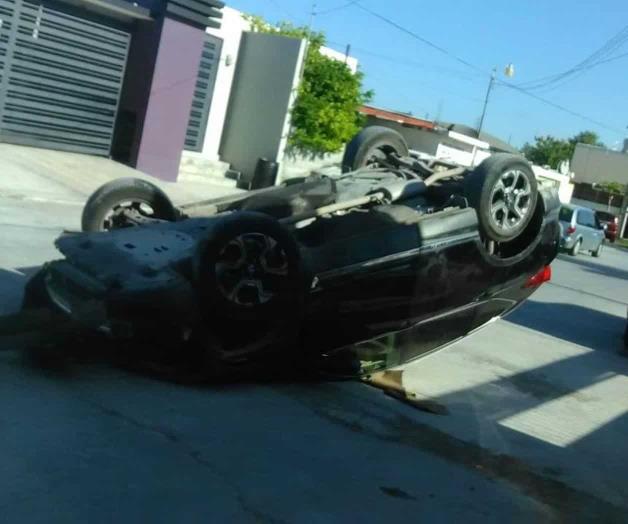 Se vuelca y abandona carro Se vuelca y abandona carro