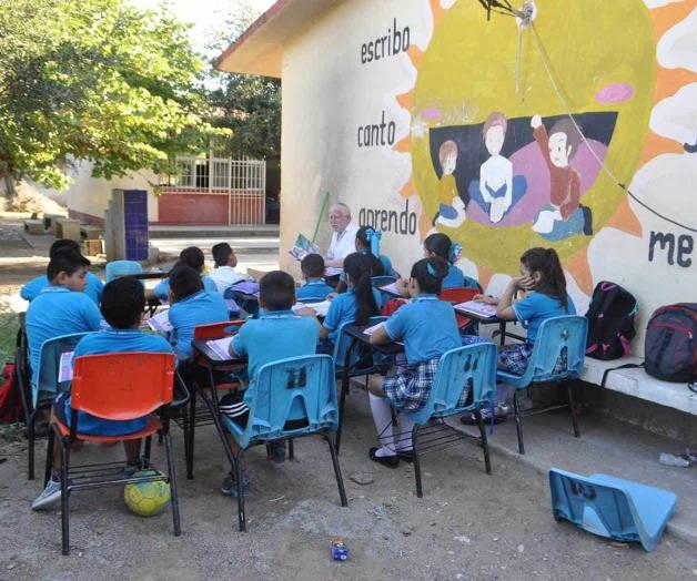 Toman clases a la intemperie. Truena transformador, ¡adiós climas’ Toman clases a la intemperie. Truena transformador, ¡adiós climas’