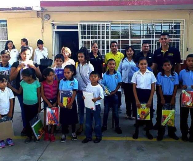 Entregan los útiles recibidos en colecta Entregan los útiles recibidos en colecta