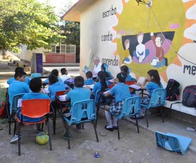 Toman clases a la intemperie en primaria Luis Puebla Y Cuadra Toman clases a la intemperie en primaria Luis Puebla Y Cuadra