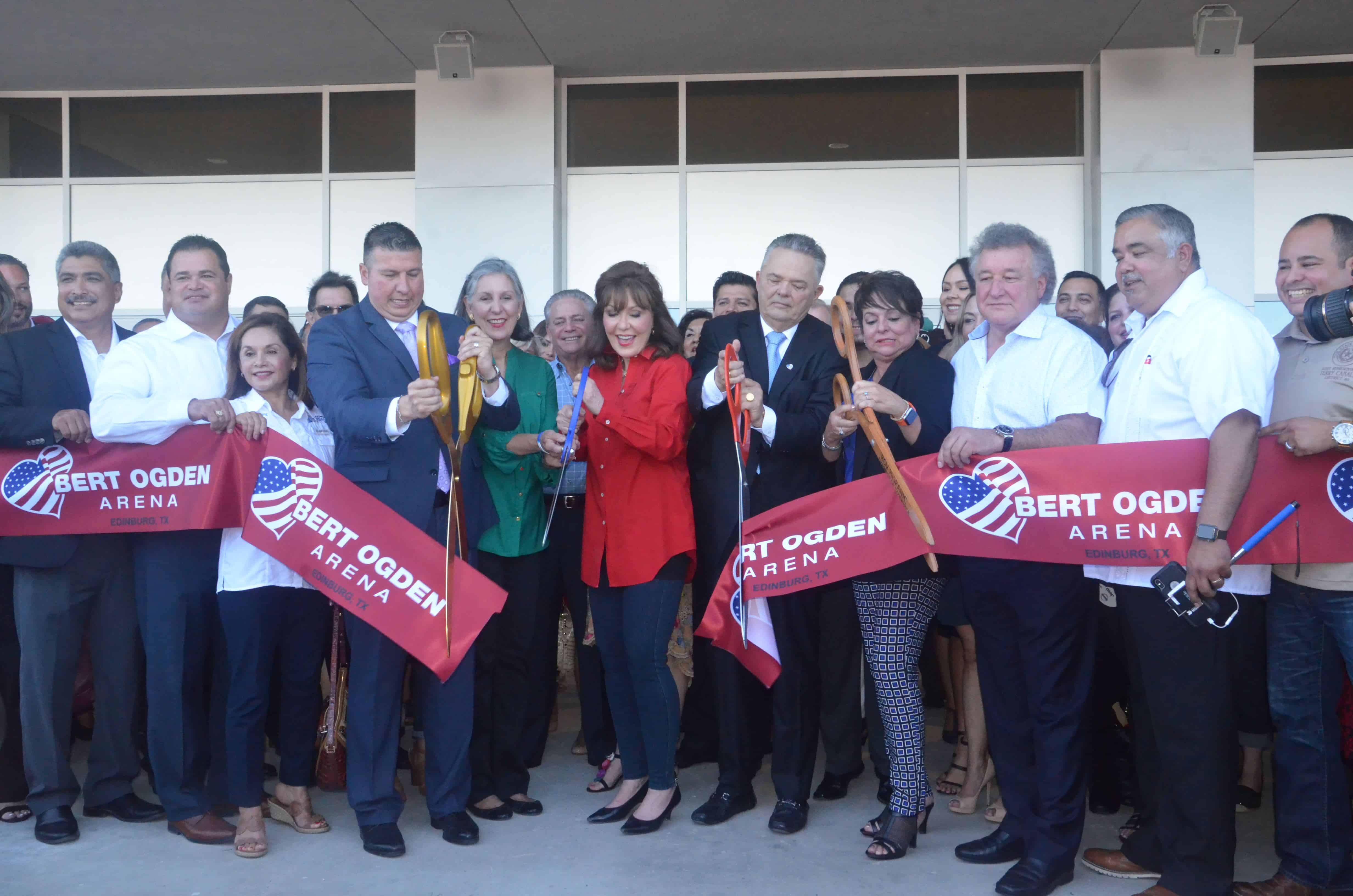 Apertura. El corte de listón inaugural estuvo a cargo de Robert y Janet Vackar, el mayor Richard Molina y el empresario Alonzo Cantú.