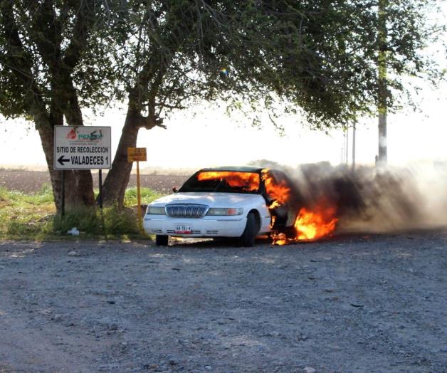 Consume el fuego un auto en la carretera Ribereña Consume el fuego un auto en la carretera Ribereña