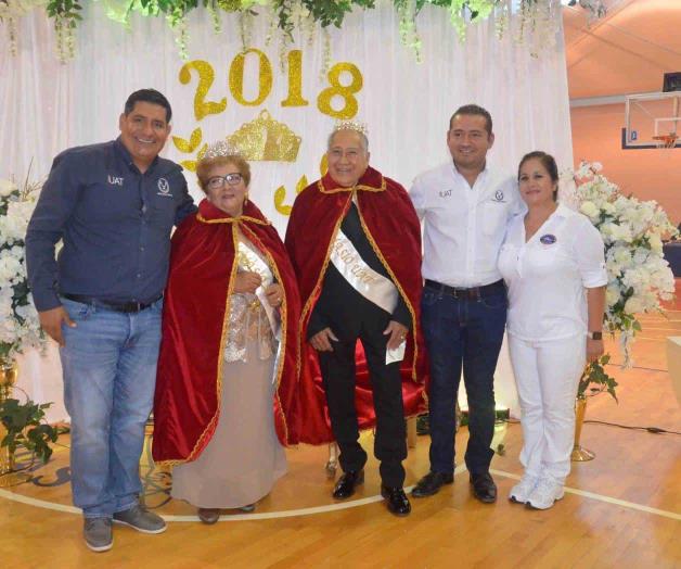 Muestran su vitalidad cantando y bailando Muestran su vitalidad cantando y bailando