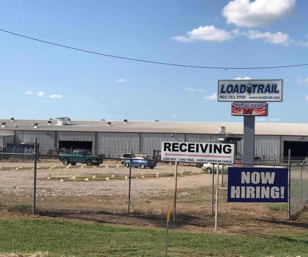 Arrestan a decenas de inmigrantes en redada a fábrica en Texas Arrestan a decenas de inmigrantes en redada a fábrica en Texas