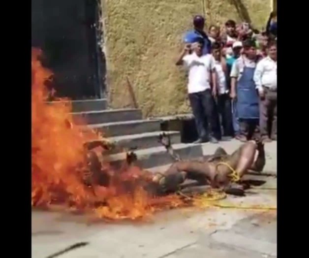 🎥 Queman a dos presuntos robachicos en Puebla 🎥 Queman a dos presuntos robachicos en Puebla