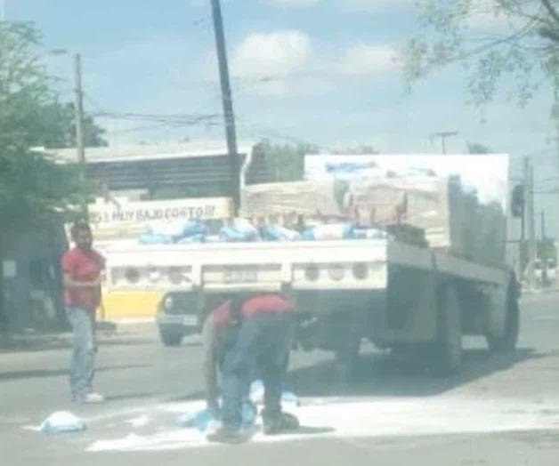 Cae cemento blanco de plataforma, casi provoca accidente Cae cemento blanco de plataforma, casi provoca accidente