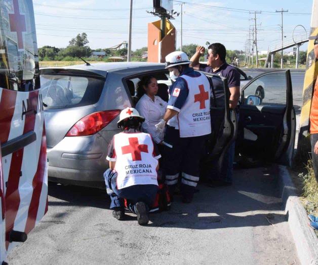 Invade carril y choca a conductora Invade carril y choca a conductora
