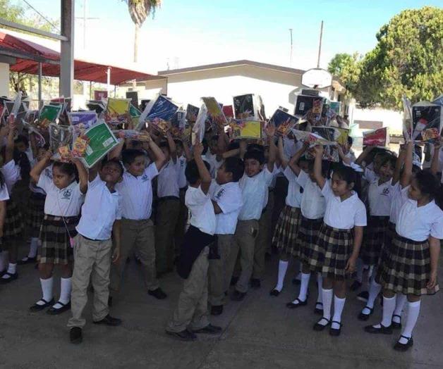 Entregan útiles escolares a 296 niños de primaria Entregan útiles escolares a 296 niños de primaria