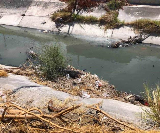 Tiran ramas y basura en Dren de las Mujeres