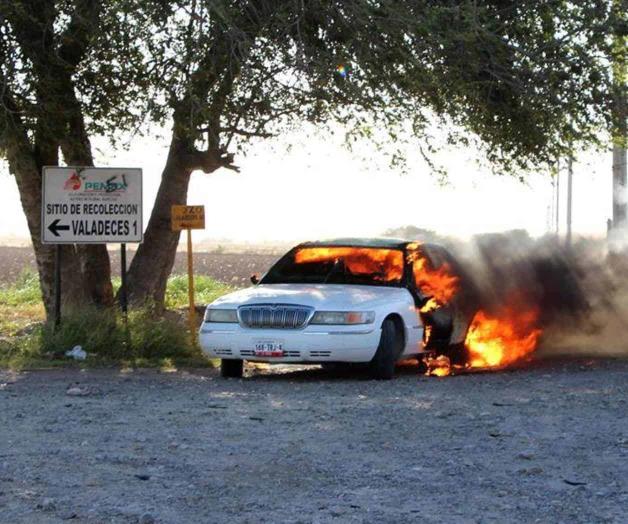 Consume el fuego auto en Ribereña. Queda convertido en chatarra Consume el fuego auto en Ribereña. Queda convertido en chatarra