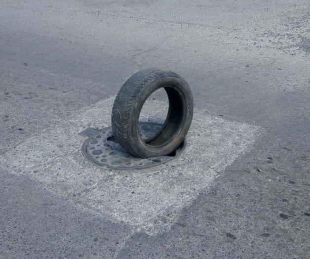 Advierten sobre tapa de alcantarilla Advierten sobre tapa de alcantarilla